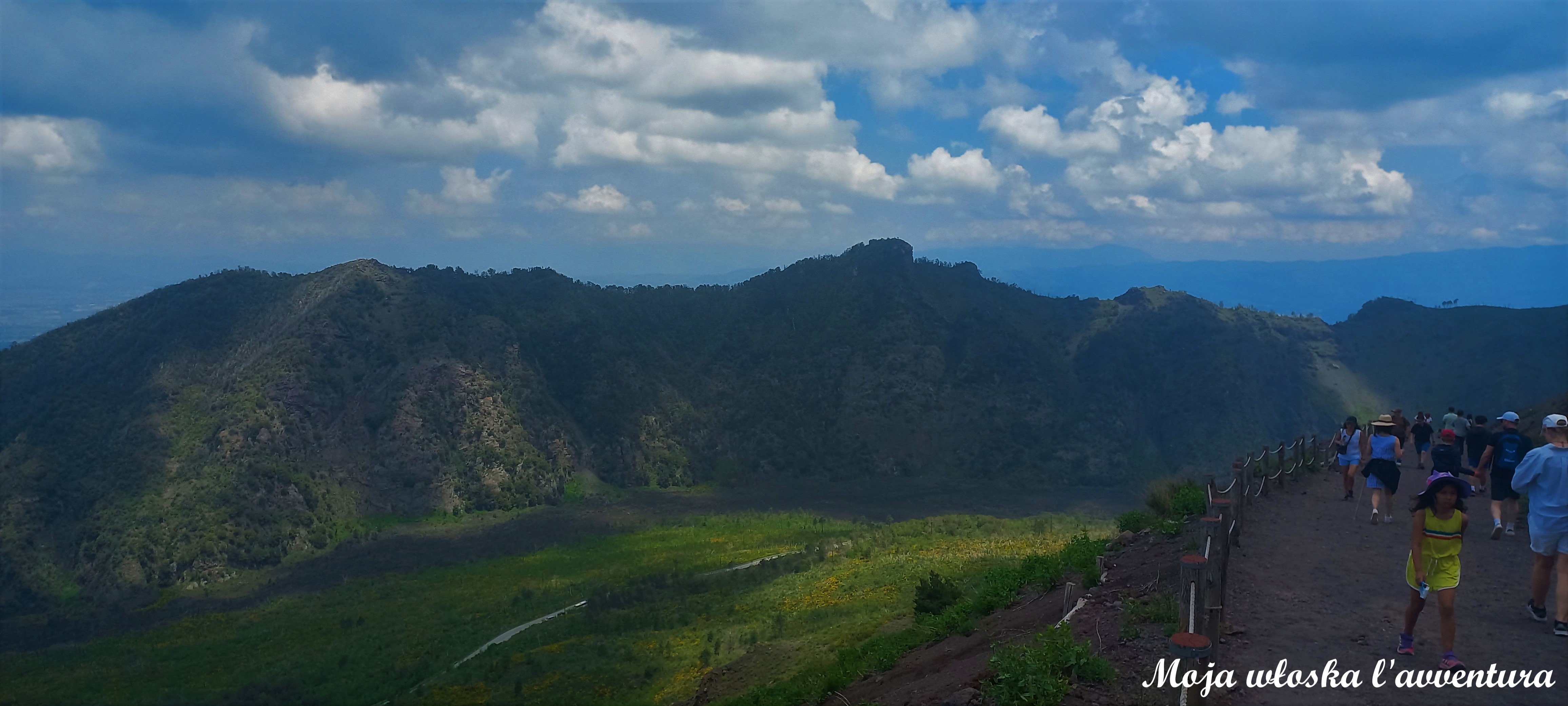 Zbliżając się do Wezuwiusza (albo Wezuwiusz z bliska). Ercolano, Herkulanum i wulkan.