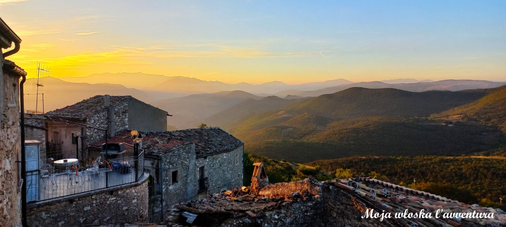 Castelvecchio Calvisio – abruzyjska wioska w średniowiecznym&nbsp;wydaniu