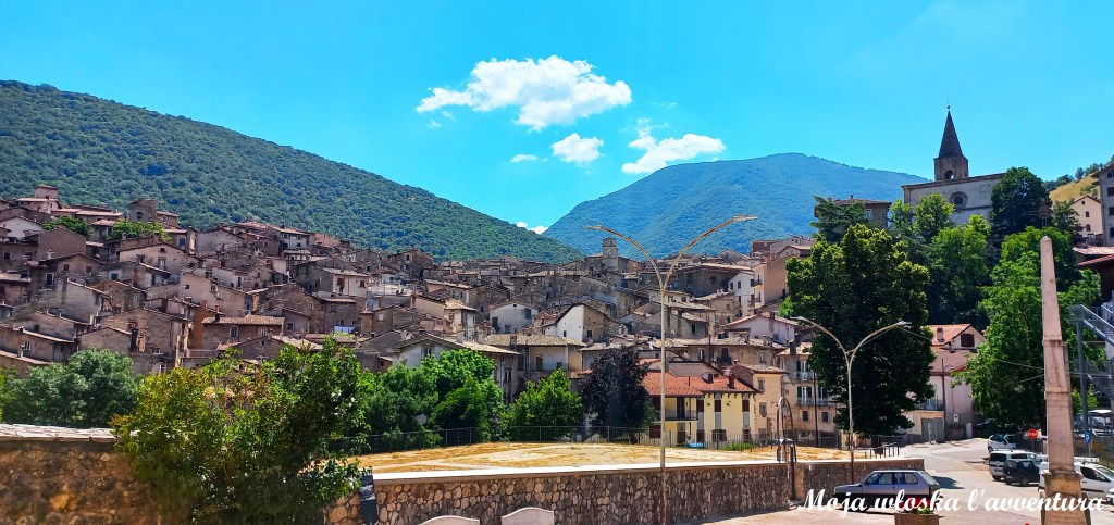 Scanno – górska miejscowość z widokiem na&nbsp;jezioro
