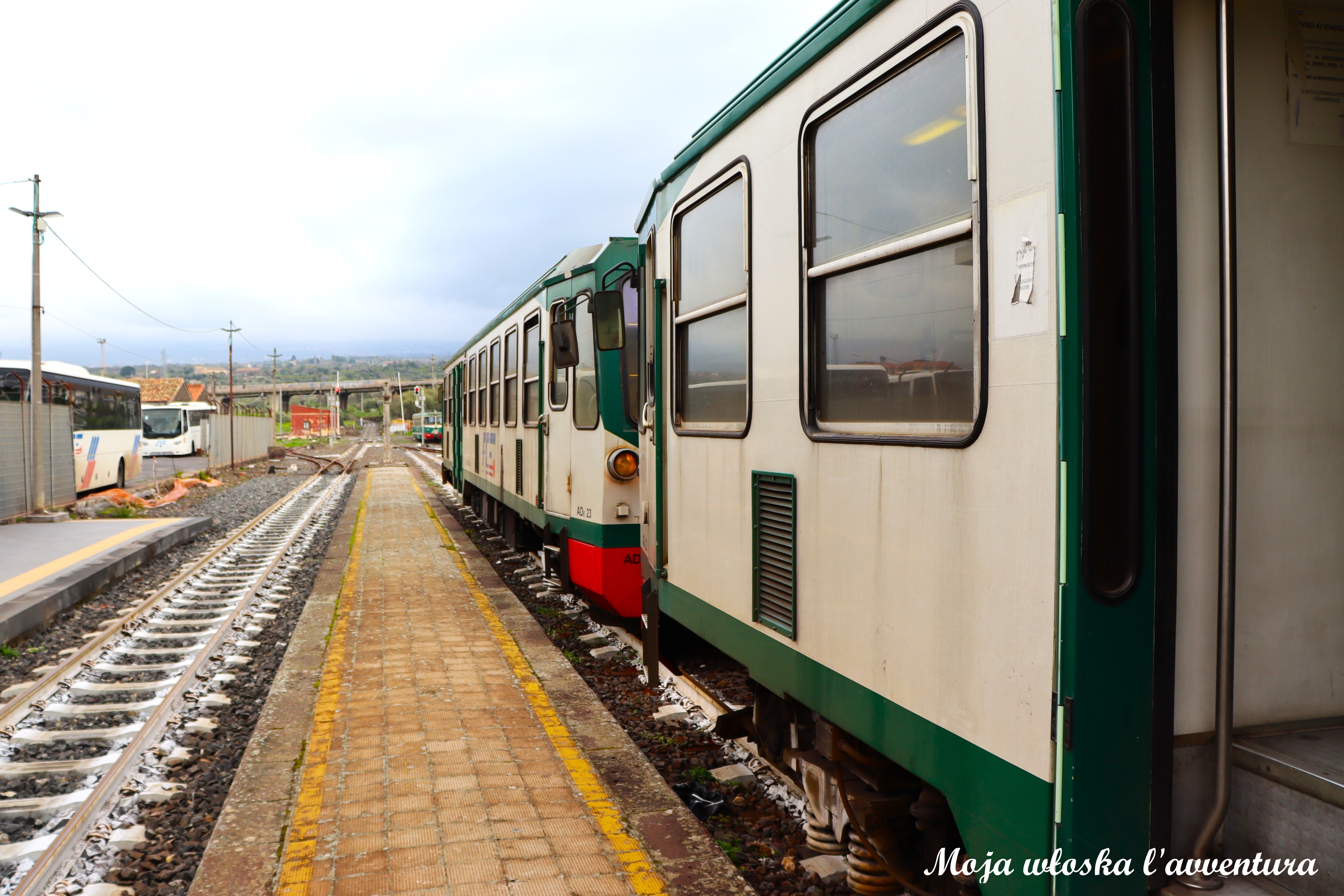 Pociągiem wokół Etny – podróż z Katanii. Ferrovia Circumetnea!